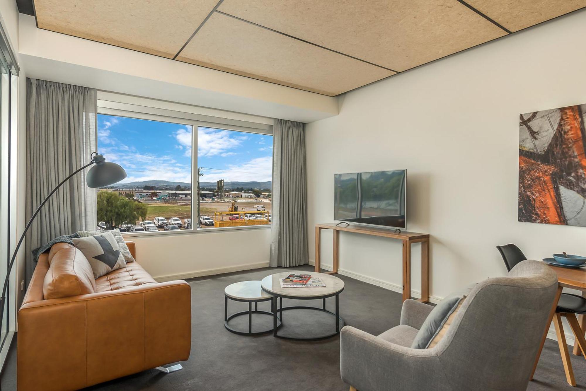 Hotel Peppers Silo Launceston Esterno foto A living room in a typical apartment at the hotel