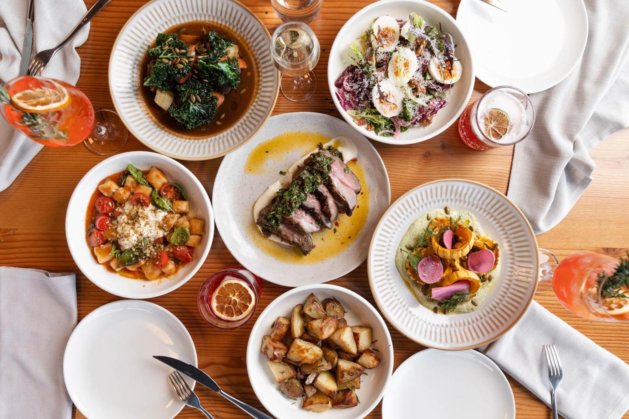 Hotel Peppers Silo Launceston Esterno foto Dishes at the restaurant
