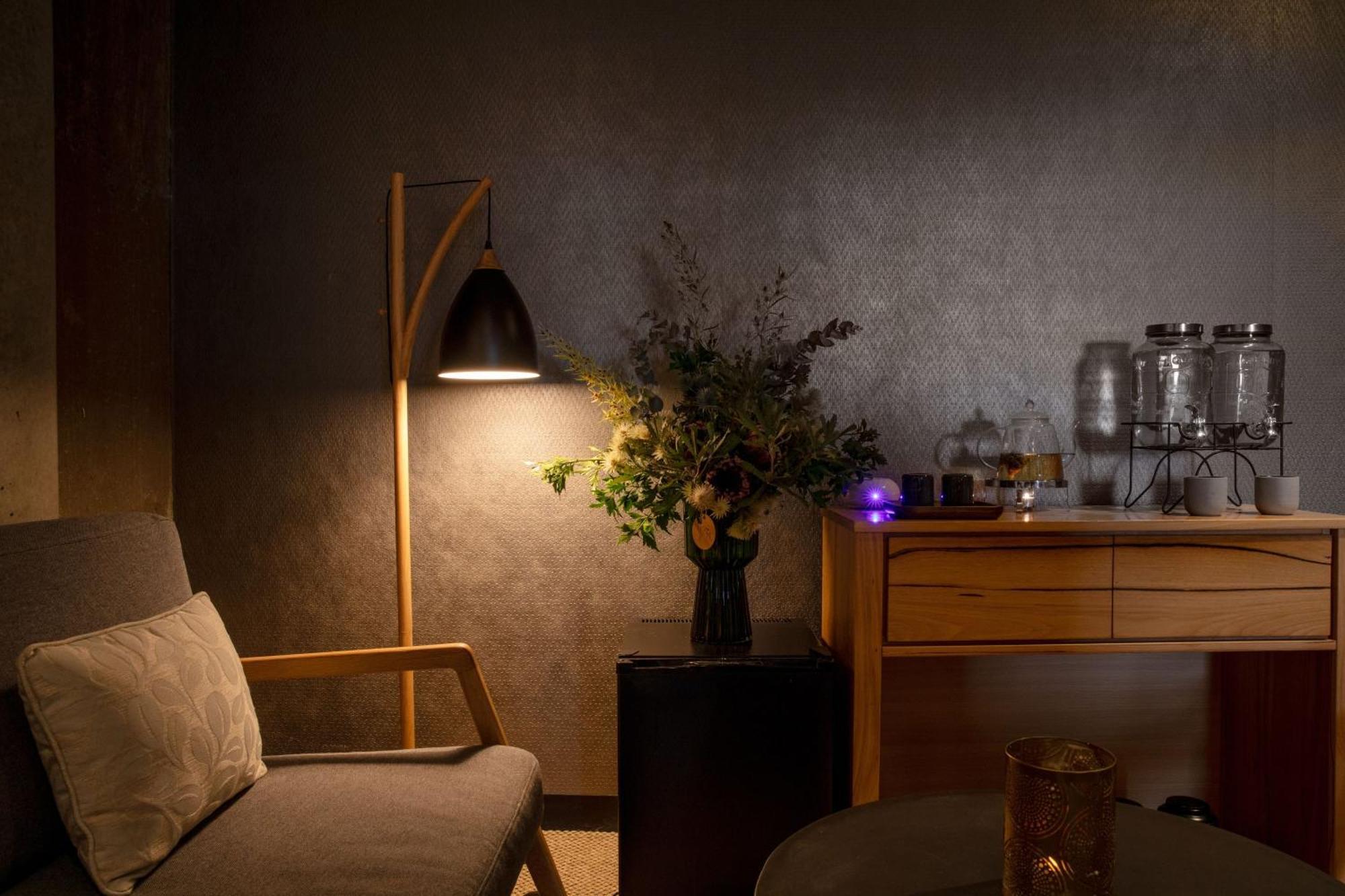 Hotel Peppers Silo Launceston Esterno foto A floor lamp