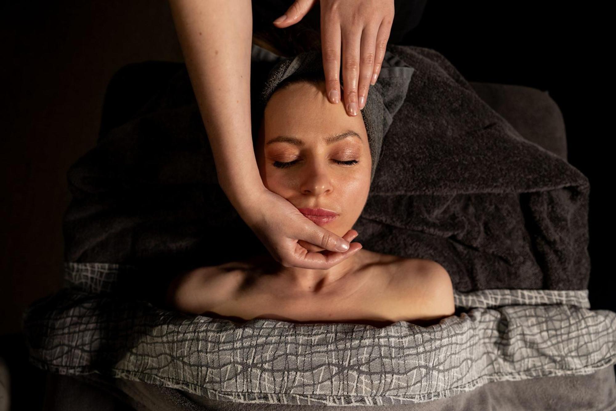 Hotel Peppers Silo Launceston Esterno foto A woman receiving a facial massage