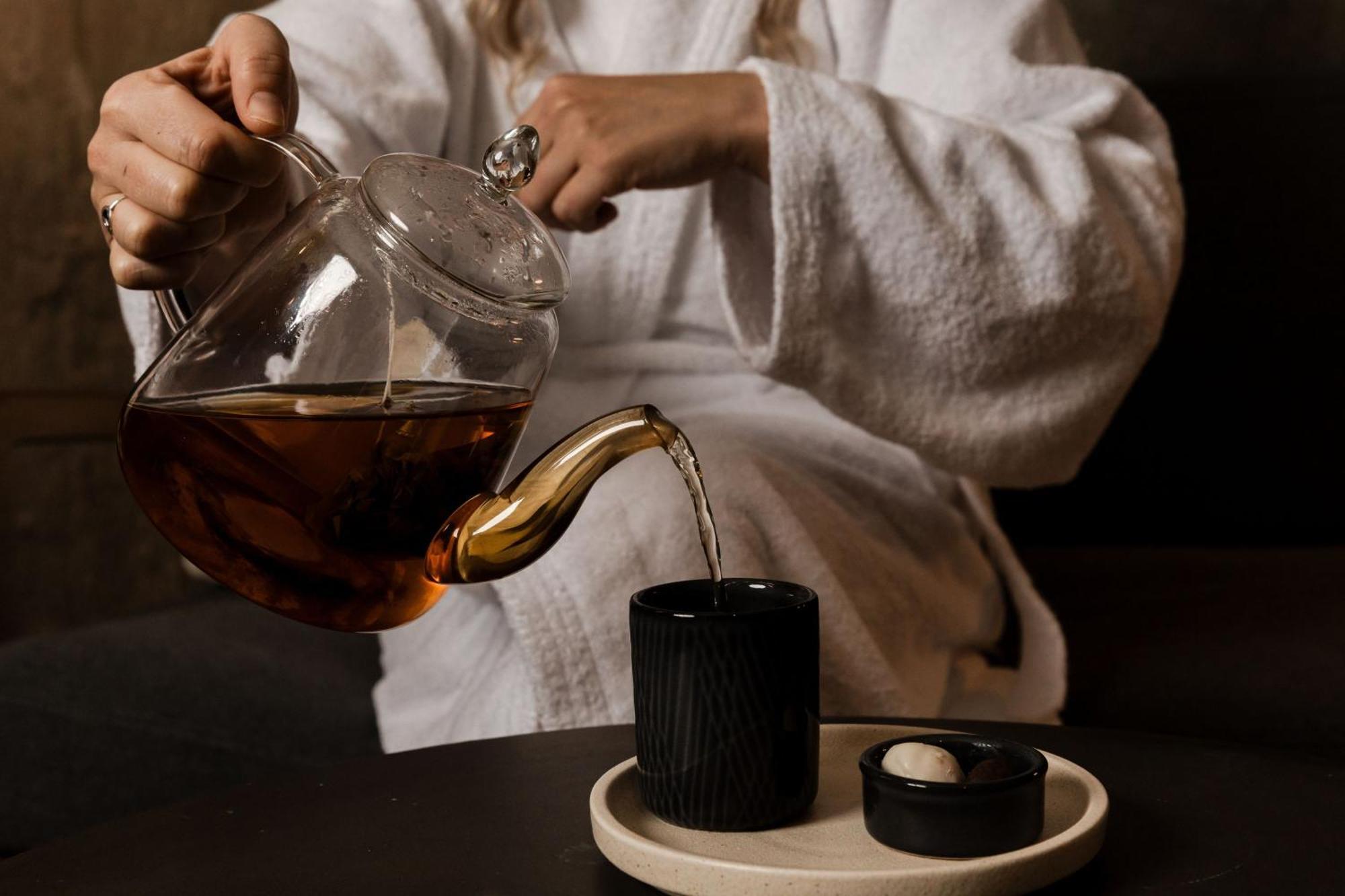 Hotel Peppers Silo Launceston Esterno foto A woman pouring tea