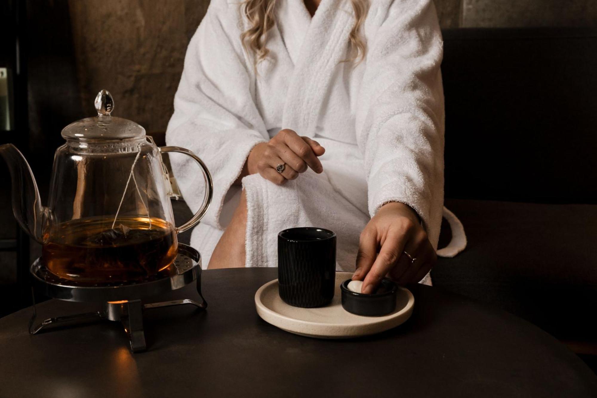 Hotel Peppers Silo Launceston Esterno foto A woman wearing a bathrobe