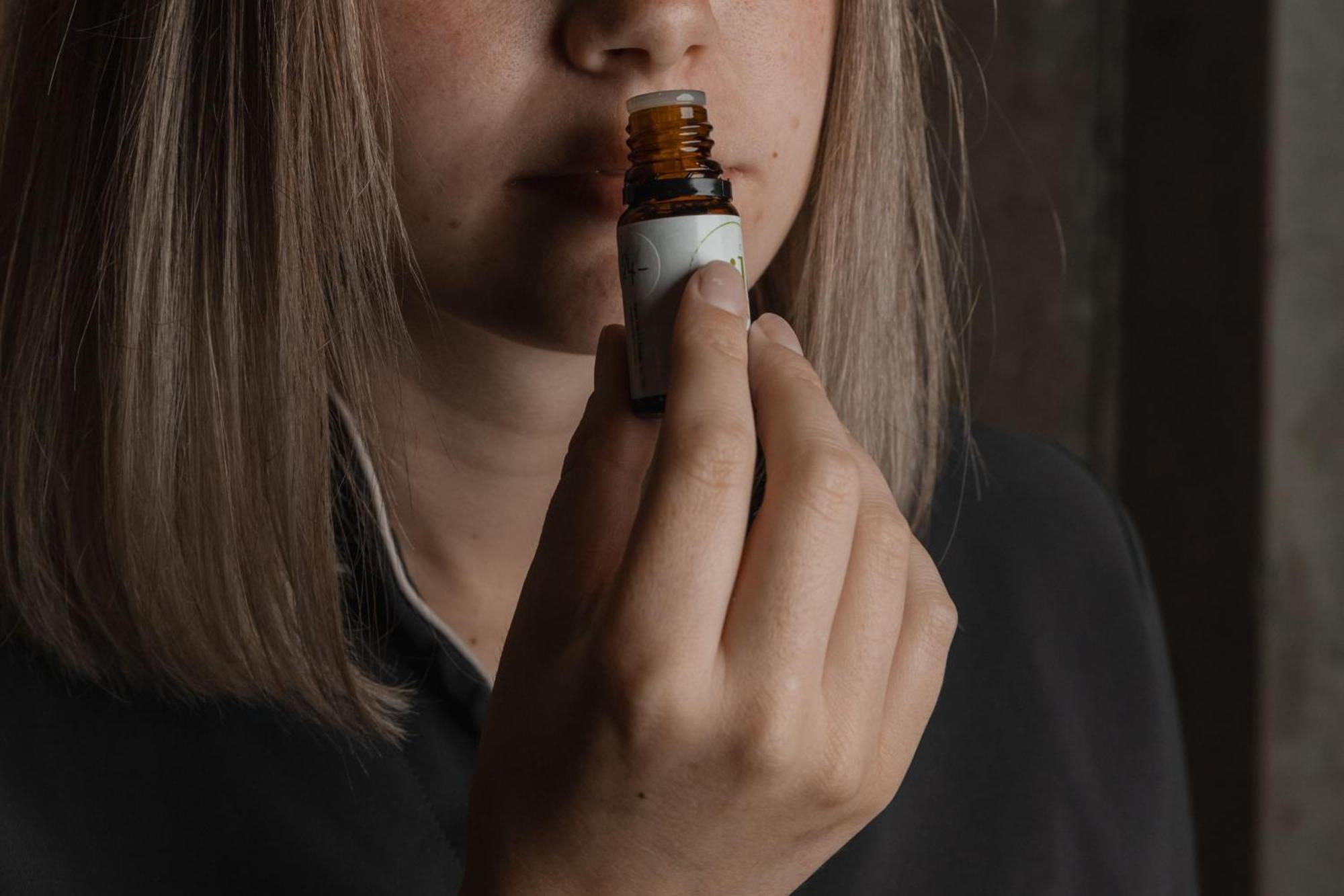 Hotel Peppers Silo Launceston Esterno foto A woman smelling a bottle of essential oil