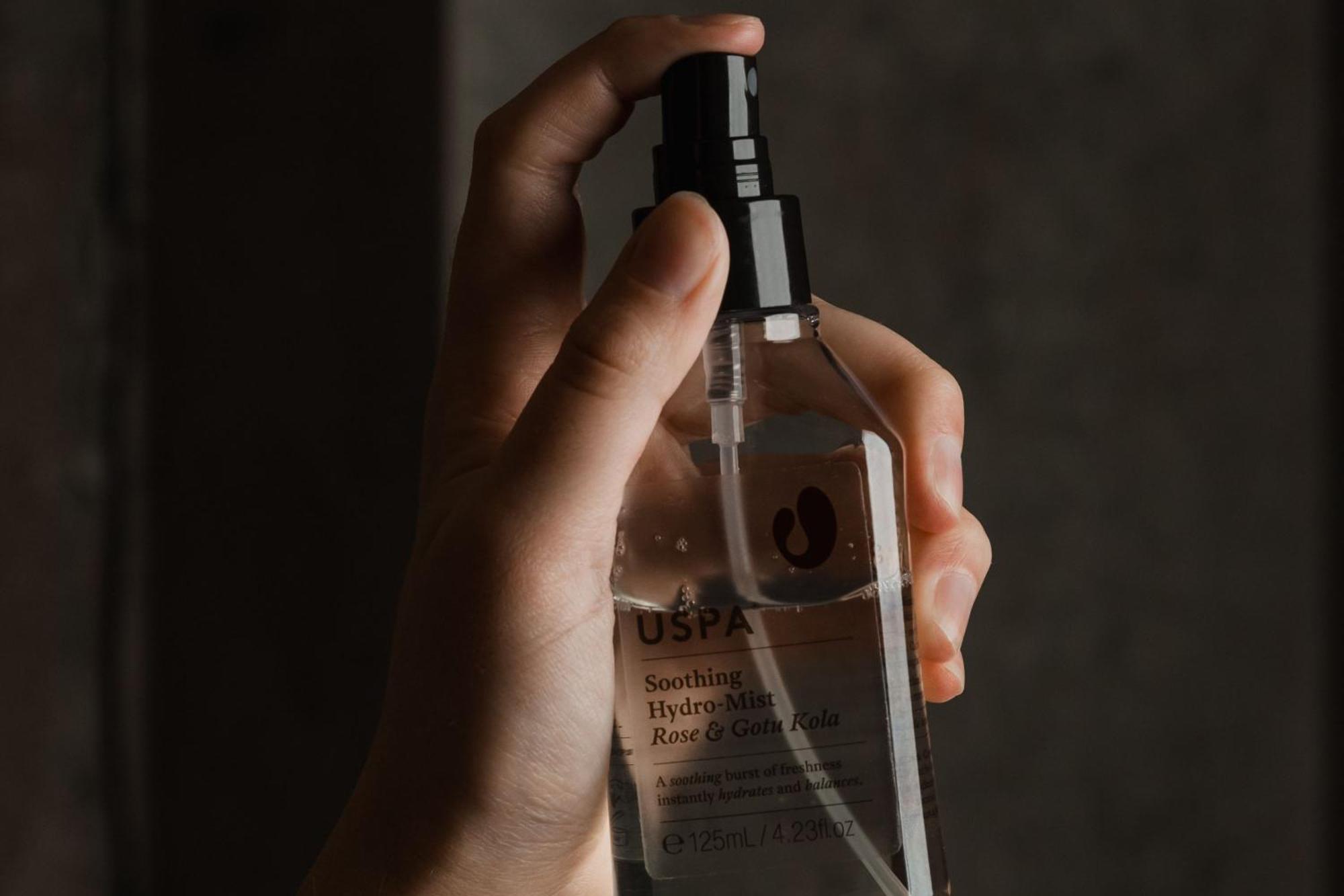 Hotel Peppers Silo Launceston Esterno foto A woman using a facial mist