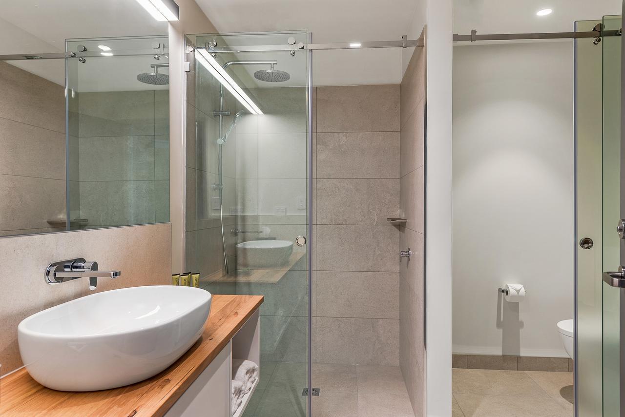 Hotel Peppers Silo Launceston Esterno foto A shower with a sliding door