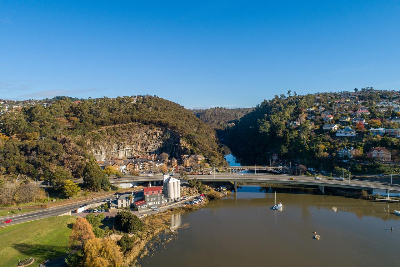 Hotel Peppers Silo Launceston Esterno foto Aerial view of the town