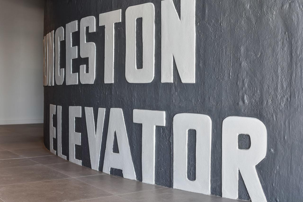 Hotel Peppers Silo Launceston Esterno foto Entrance to the elevator