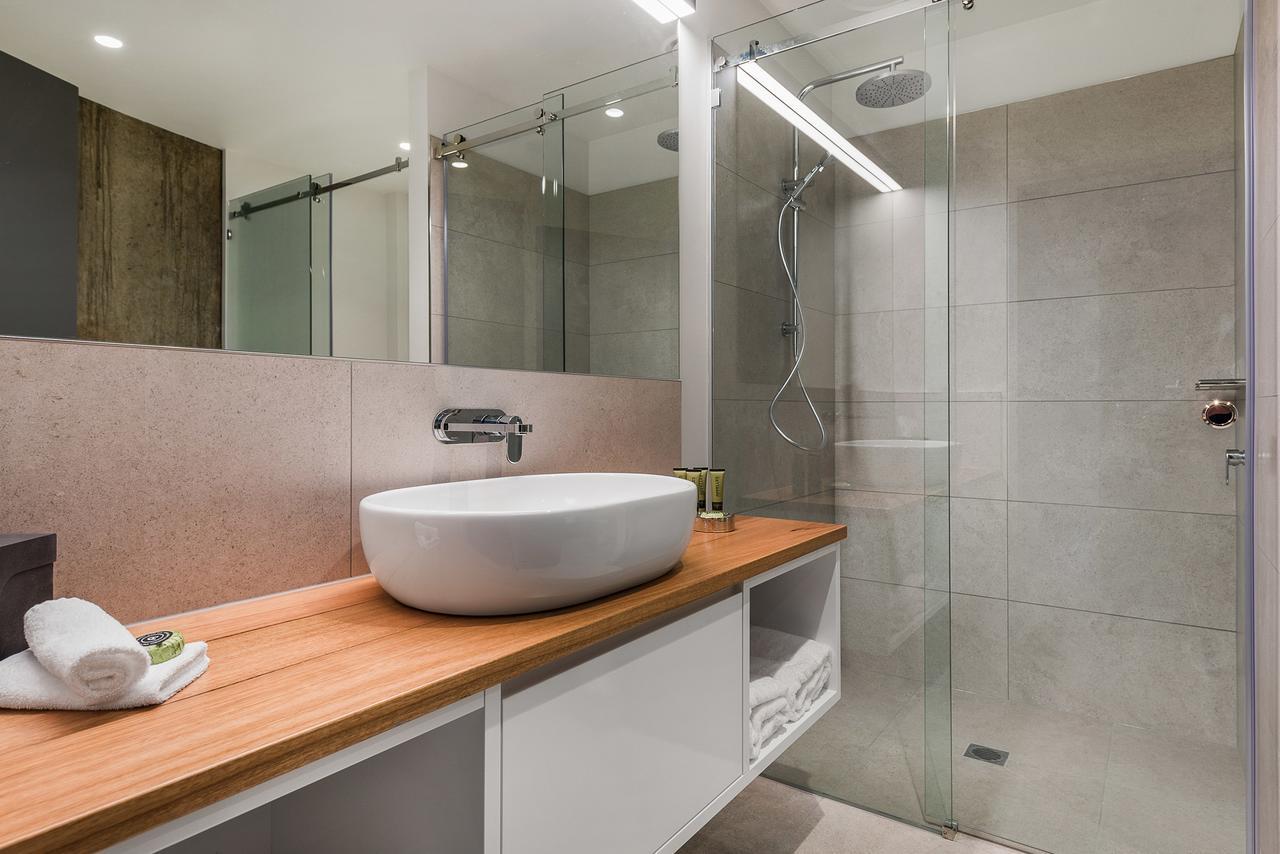 Hotel Peppers Silo Launceston Esterno foto A modern bathroom with a shower enclosure