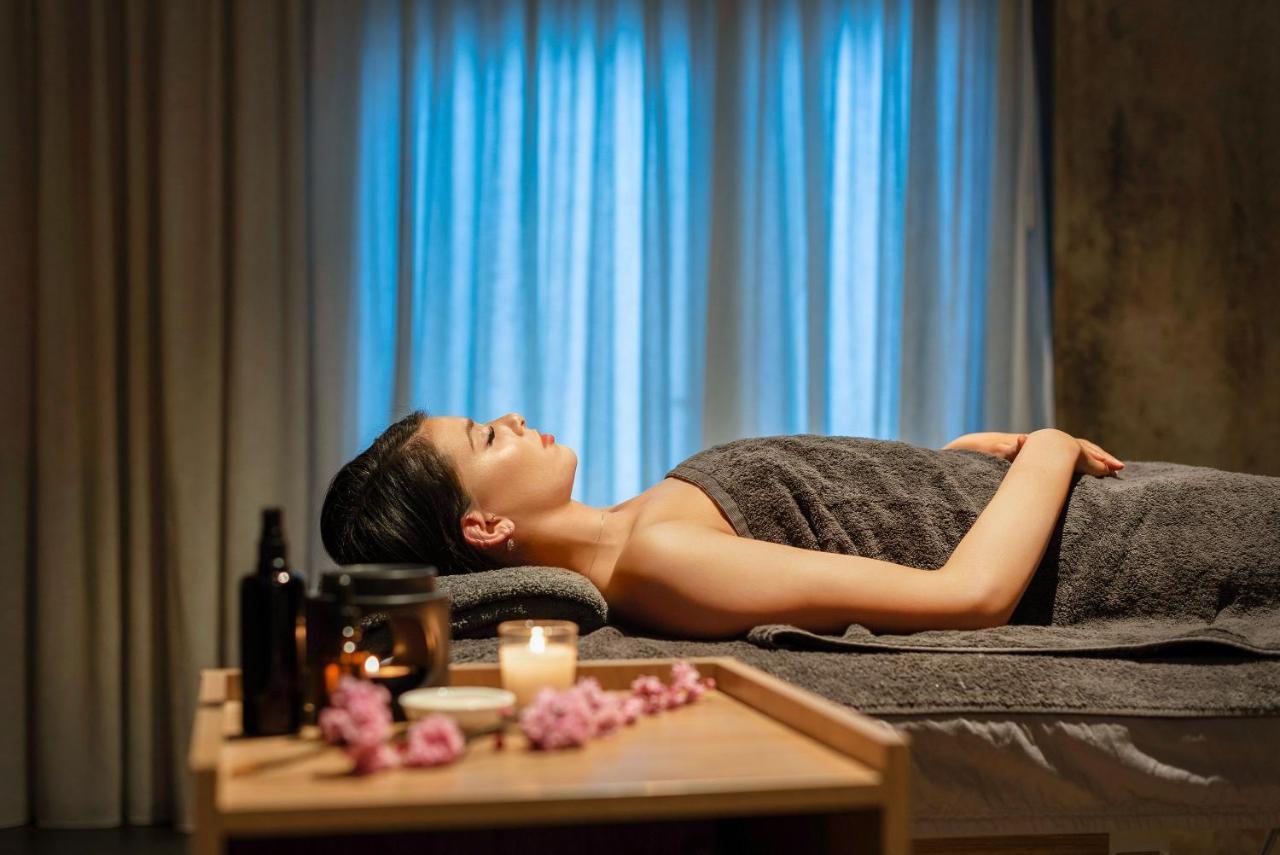 Hotel Peppers Silo Launceston Esterno foto A woman relaxing at a spa