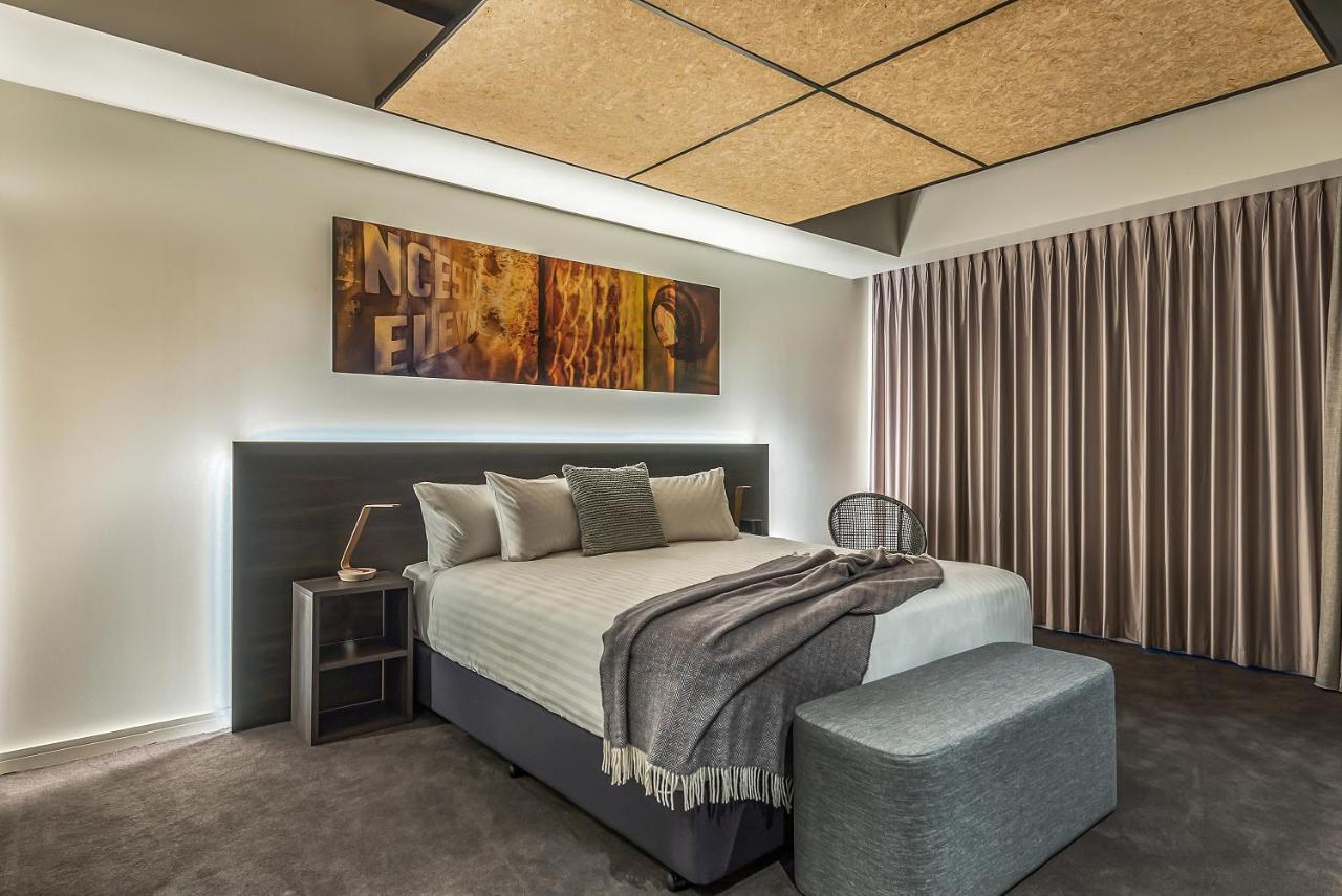 Hotel Peppers Silo Launceston Camera foto A bedroom with a bed and a stool